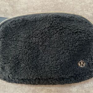 BNWT Lululemon Black Everywhere
Belt Bag *Fleece